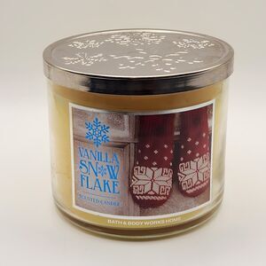 NEW Bath & Body Works Vanilla Snowflake 3-Wick Candle 25-45 burn hours, 14 oz